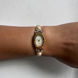 GOLD TONE FAUX PEARL STRETCH BAND WATCH‎